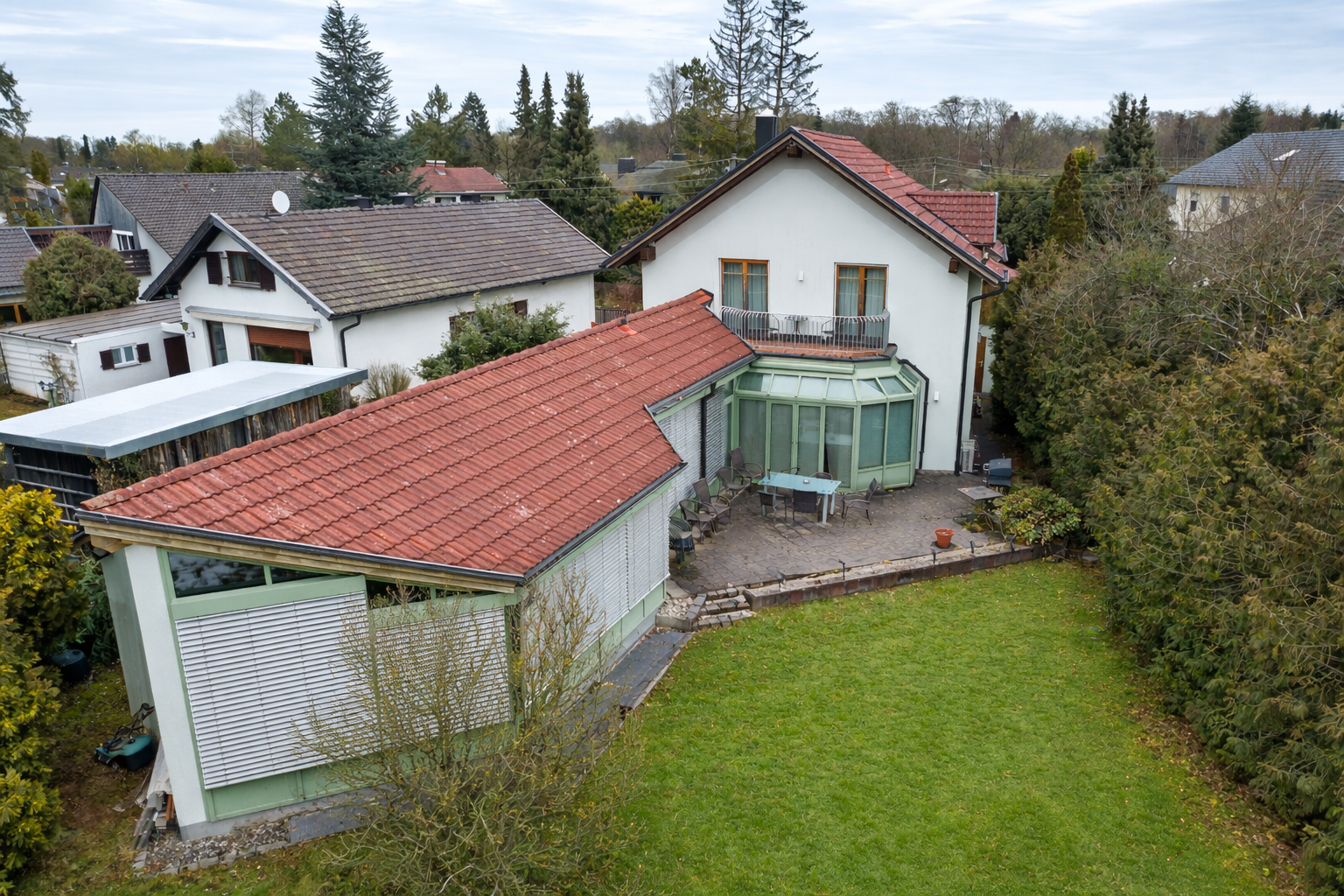 Luftaufnahme eines vornehmen Hauses (ohne Schnee)