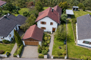 Luftaufnahme eines Einfamilienhauses im Grünen (ohne Schnee)