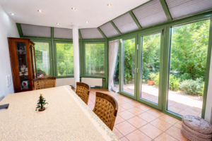 Heller Wintergarten mit festlicher Dekoration (mit Tageslicht)