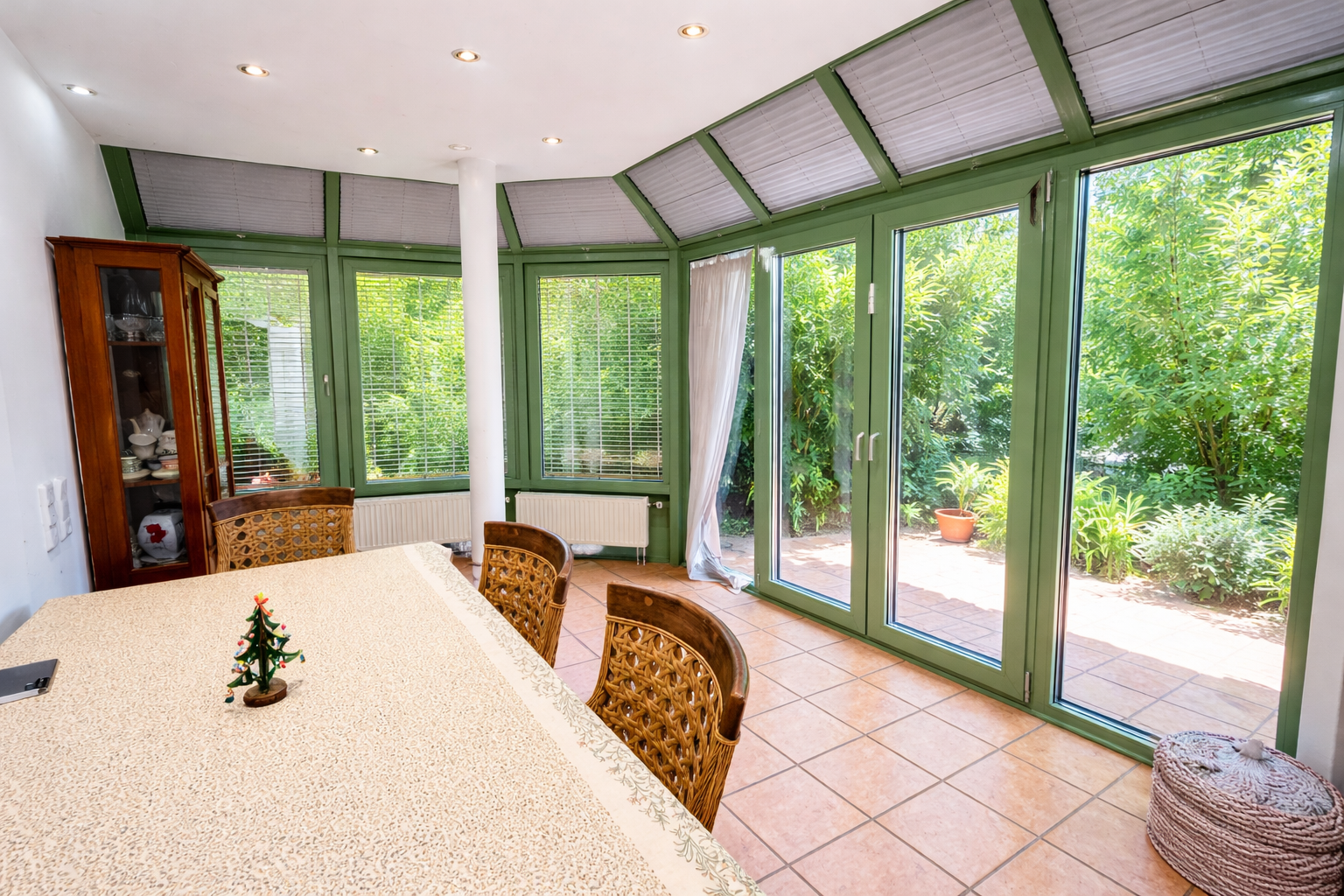 Heller Wintergarten mit festlicher Dekoration (mit Tageslicht)