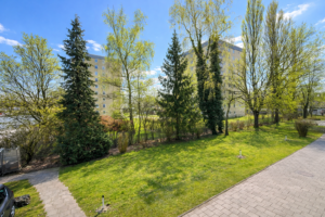 Blick ins begrünte Wohnanlage