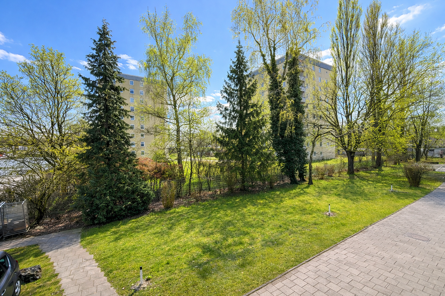 Blick ins begrünte Wohnanlage