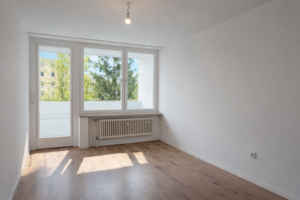 Helles Zimmer mit Balkonblick